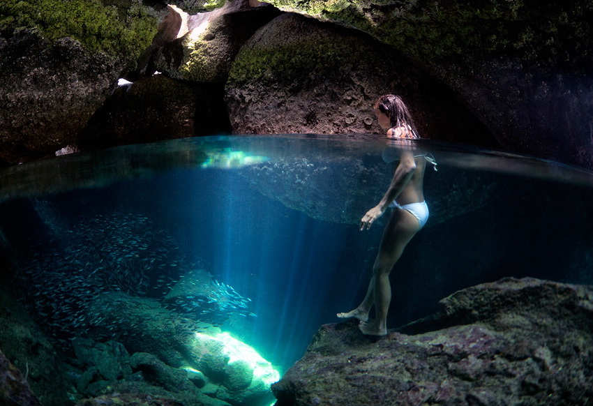 850x582, 190 Kb / пещера, вода, прозрачная, рыбки, девушка