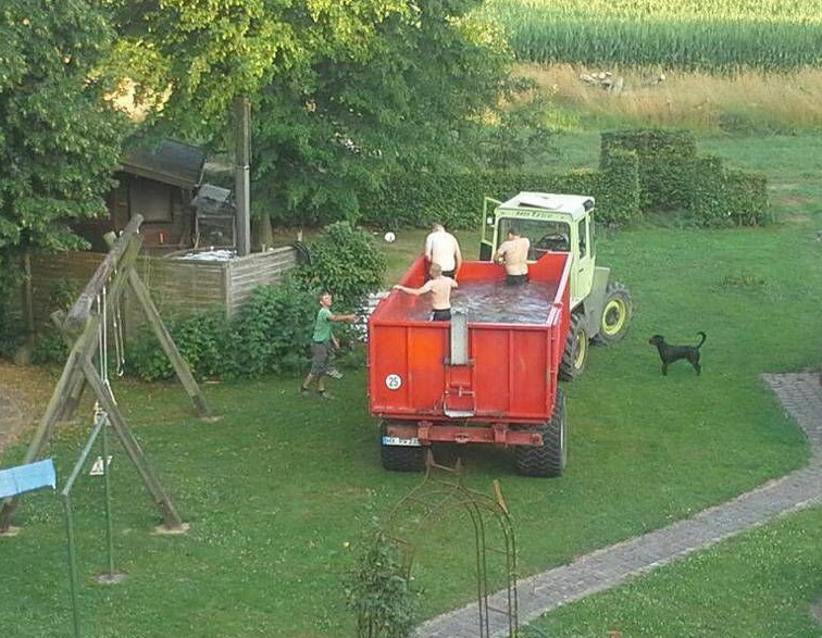 756x587, 201 Kb / самосвал, трактор, прицеп,  бассейн