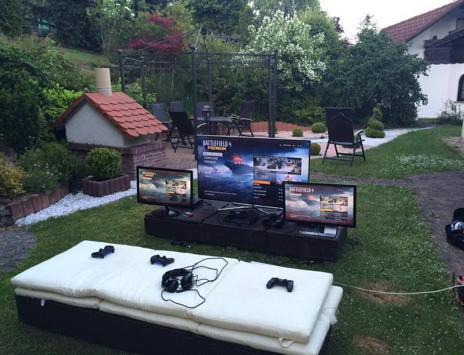 941x720, 193 Kb / двор, диван, игра, телевизор