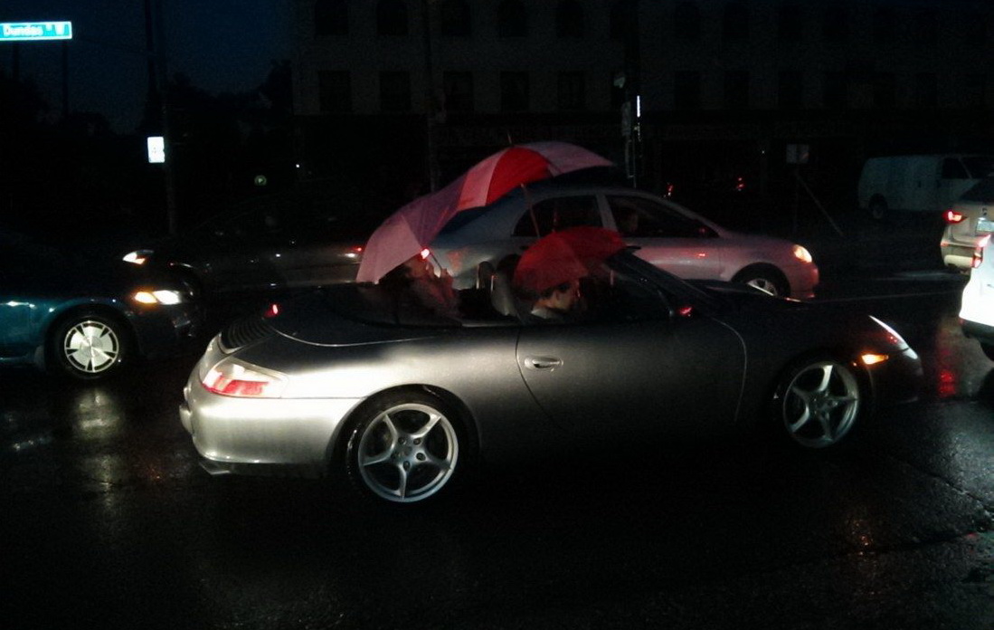 1099x696, 161 Kb / кабриолет, дождь, зонт