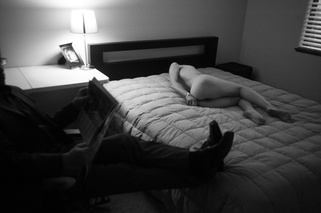 1280x852, 180 Kb / бдсм, ч/б, ноги, постель, жалюзи, газета, лампа