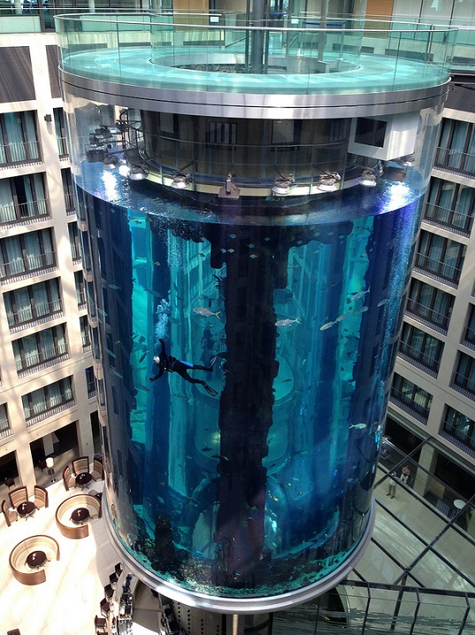 537x717, 191 Kb / аквариум, отель, Radisson Blu, Берлин, холл