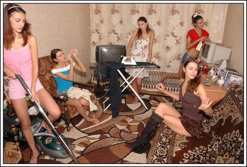 800x540, 101 Kb / девушка, дом, диван, уборка, глажка, ноги