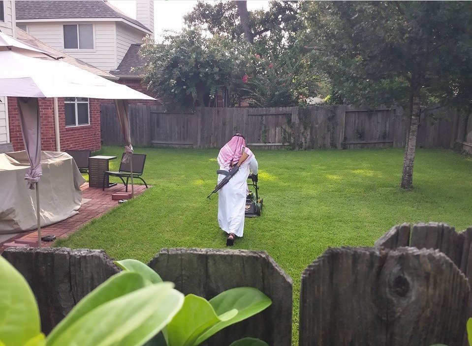 959x704, 258 Kb / арафатка, автомат, клашников, забор, араб, газонокосилка