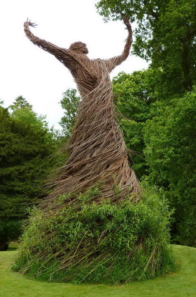 658x1000, 175 Kb / скульптура, куст, растение, трава