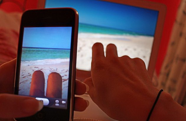 630x409, 48 Kb / телефон, селфи, пальцы, рука, отпуск