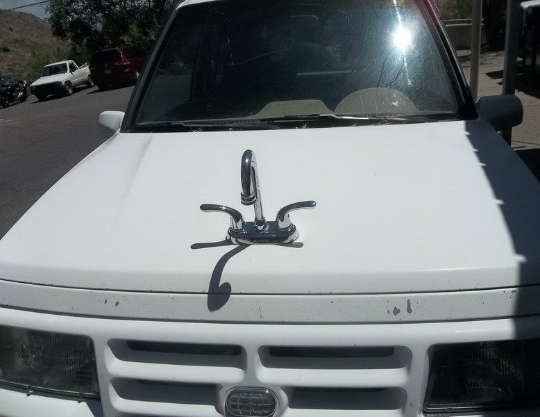 778x600, 114 Kb / лого, кран, капот, авто