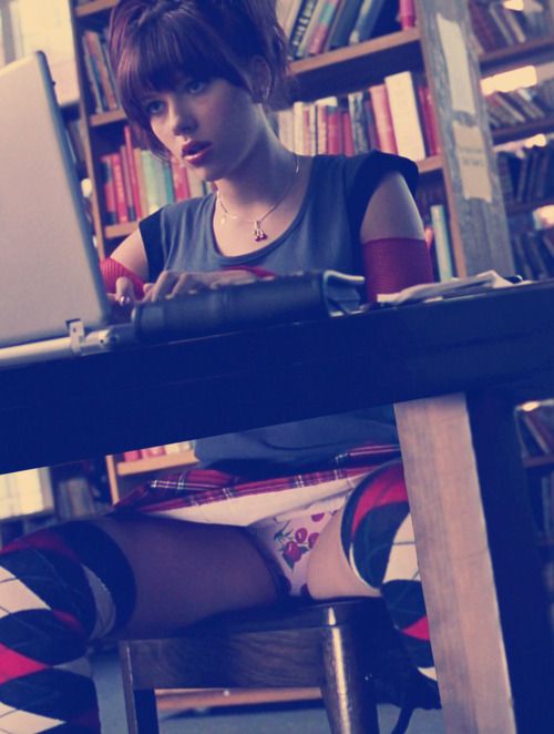 500x662, 44 Kb / актриса, знаменитость, скарлетт, библиотека, стол, подглядывание