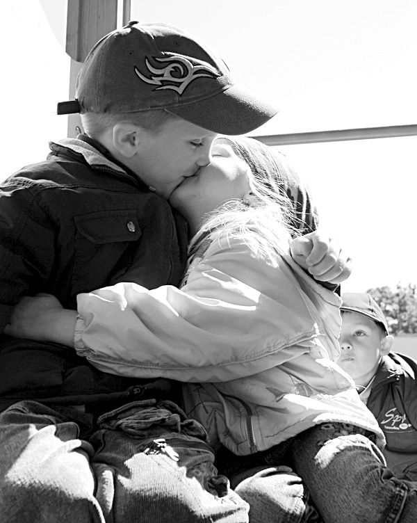 600x752, 74 Kb / дети, поцелуй