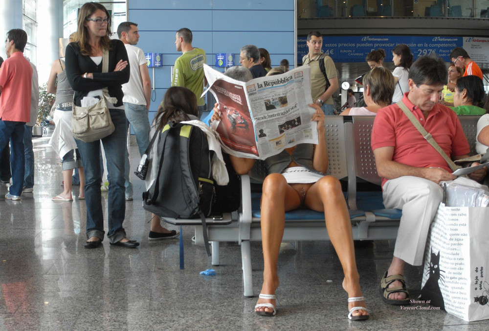 1000x676, 232 Kb / эксгибиционистка, республика, аэропорт, мини, ноги, пизда, газета