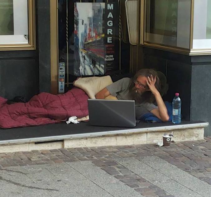 677x633, 71 Kb / бомж, ноутбук, очки, сигарета