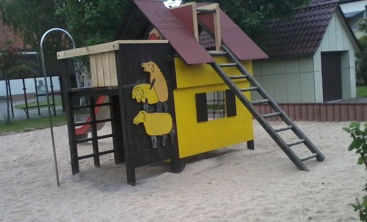 743x450, 68 Kb / овцы, овечки, горка, площадка, песок