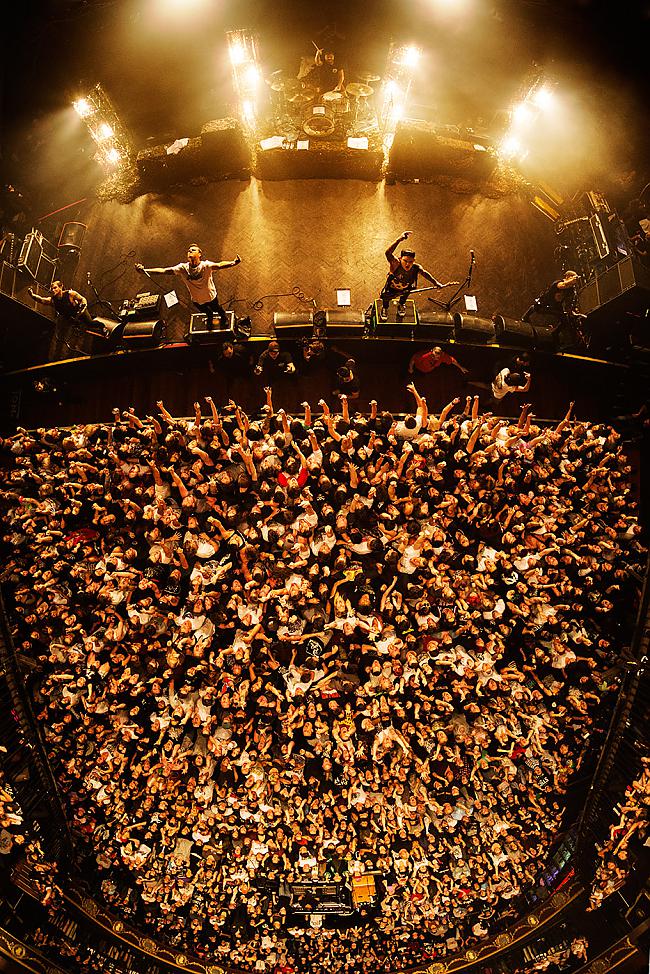 650x974, 232 Kb / рок, концерт, ракурс, сцена, сверху