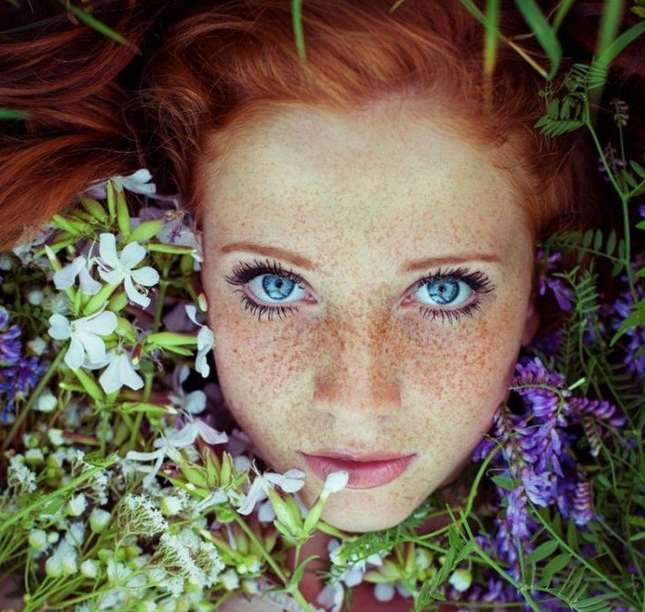 724x687, 145 Kb / девушка, веснушки, рыжая, цветы