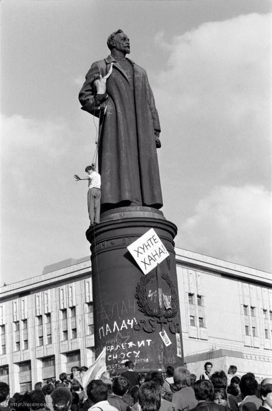 530x800, 84 Kb / дзержинский, лубянка, хунта, ретро, памятник, ч/б