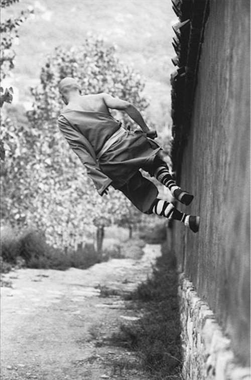 500x757, 74 Kb / шаолинь, монах, стена, левитация, ч/б