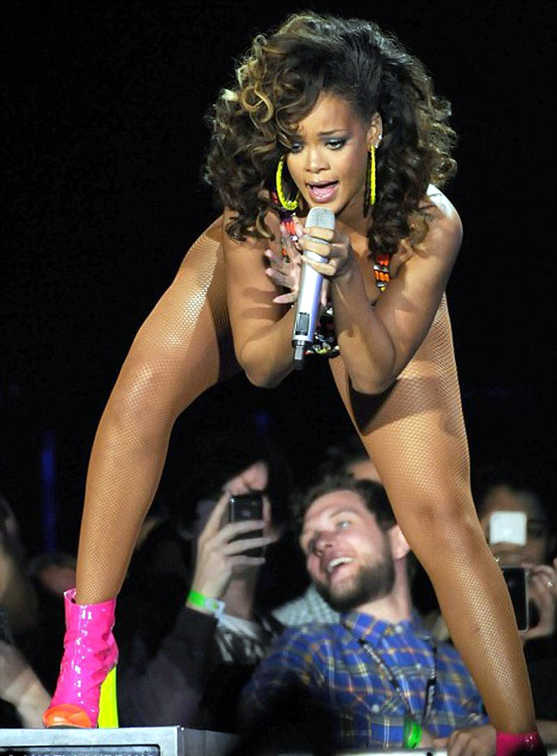 810x1100, 235 Kb / ракурс, рианна, концерт, фото