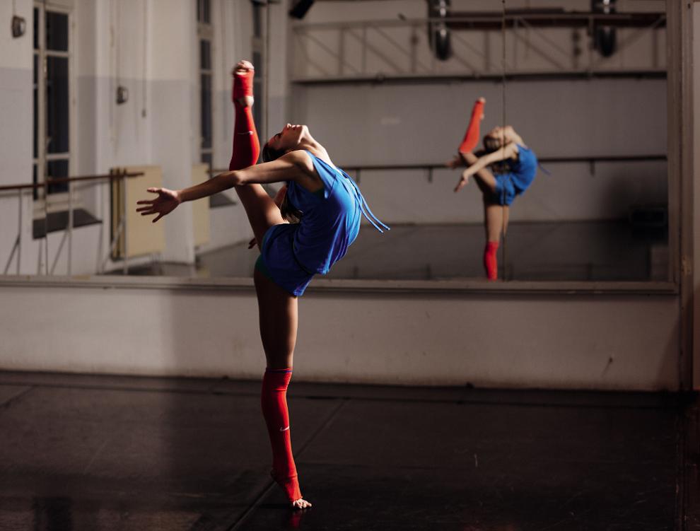 990x751, 51 Kb / танцорша, гетры, зеркало