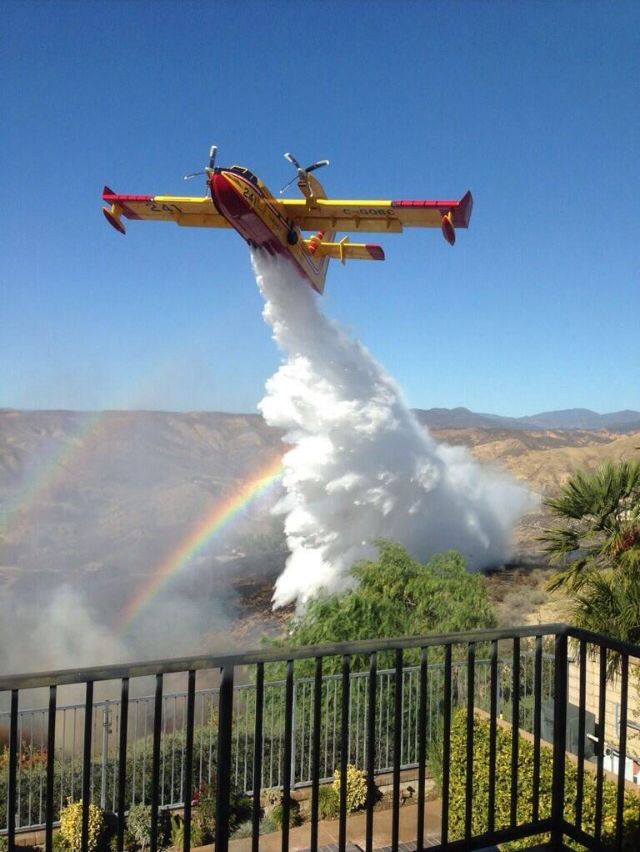 640x852, 80 Kb / самолёт, пожарный, вода, сброс, балкон, радуга