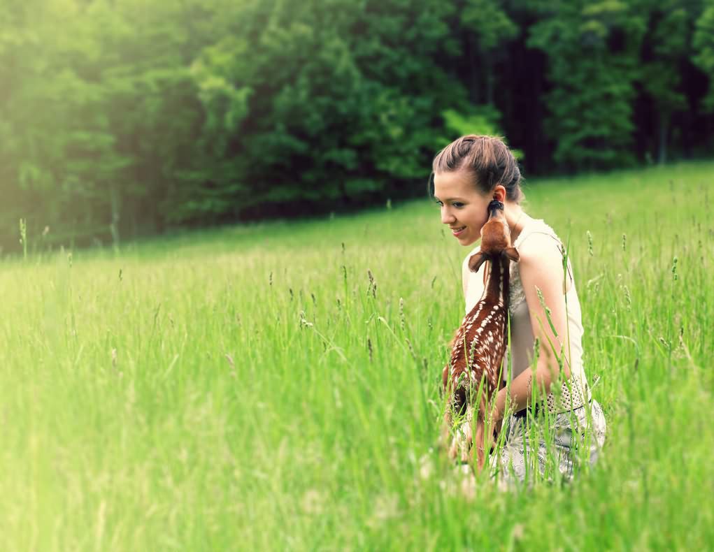 1021x790, 92 Kb / девочка, оленёнок, трава