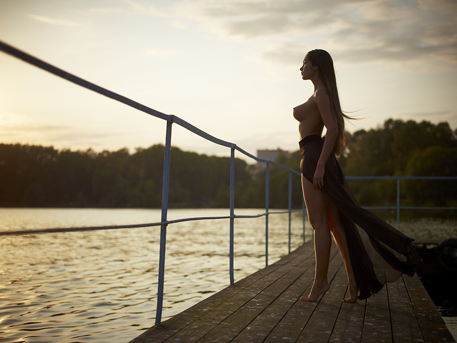 900x675, 226 Kb / девушка, причал, вода, ограждение, закат