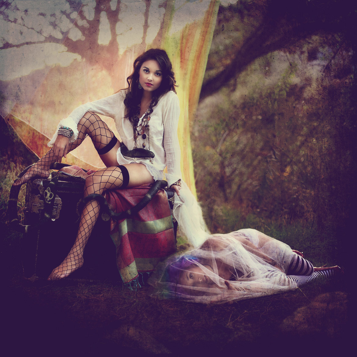 1170x1170, 313 Kb / брюнетка, рубаха, чулки, сетка, змея, чемодан