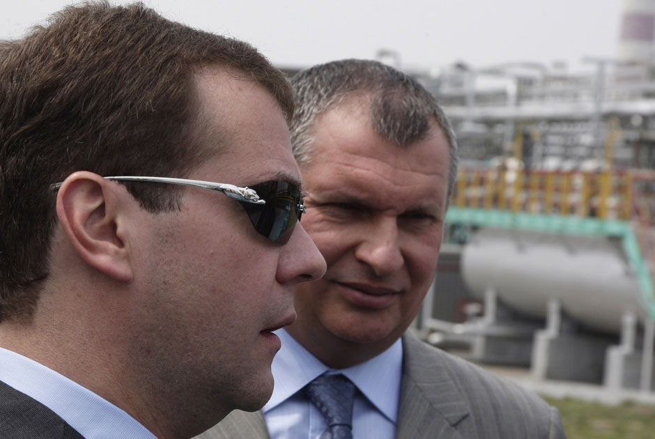 940x630, 84 Kb / медведев, очки, оправа, леопард, сечин