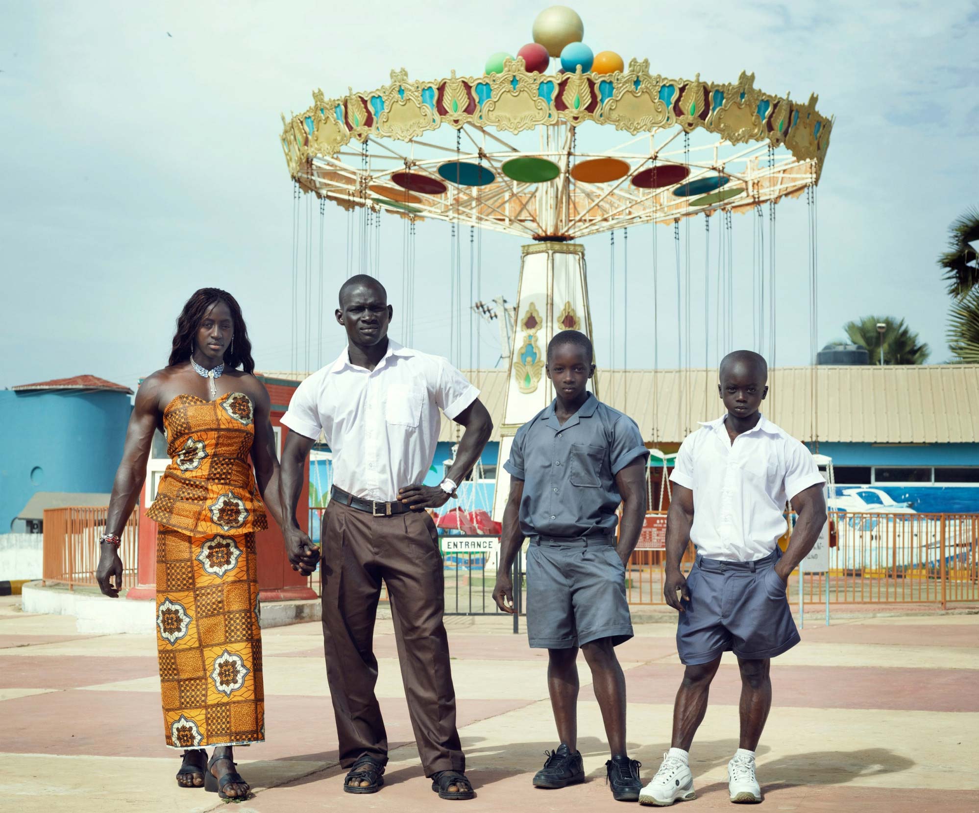 1998x1660, 328 Kb / карусель, семья, негры, африканцы, чёрные