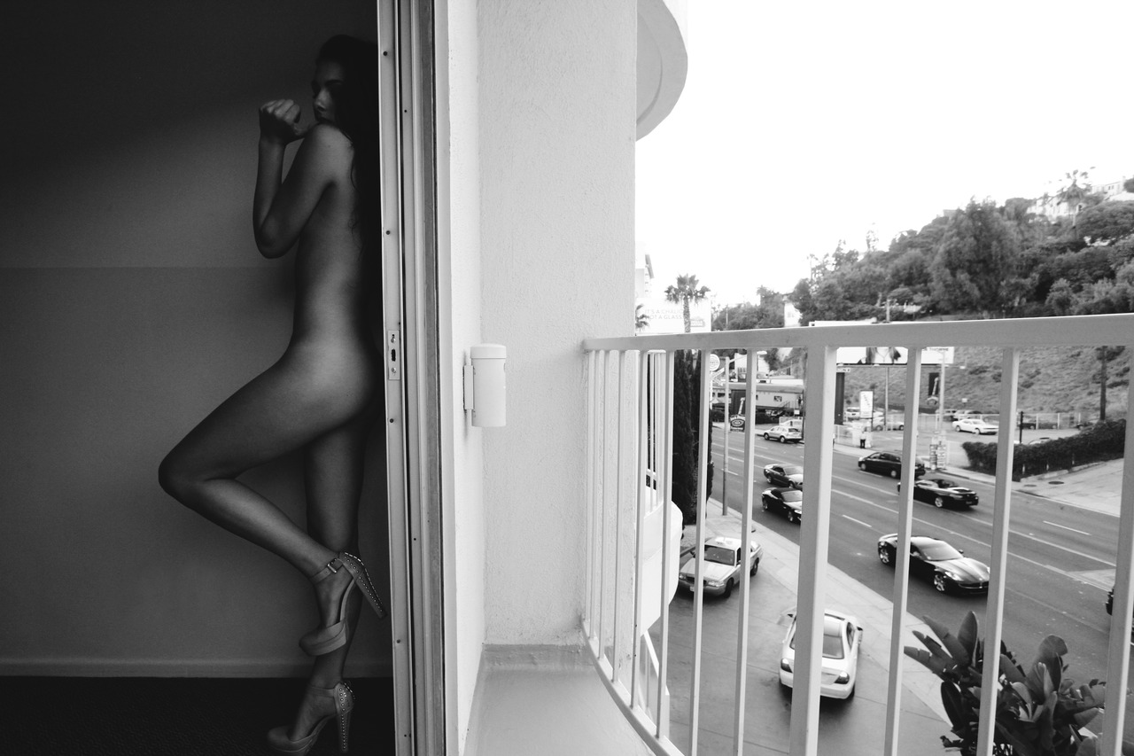 1280x853, 216 Kb / балкон, дверь, ч/б, голая, ноги, улица