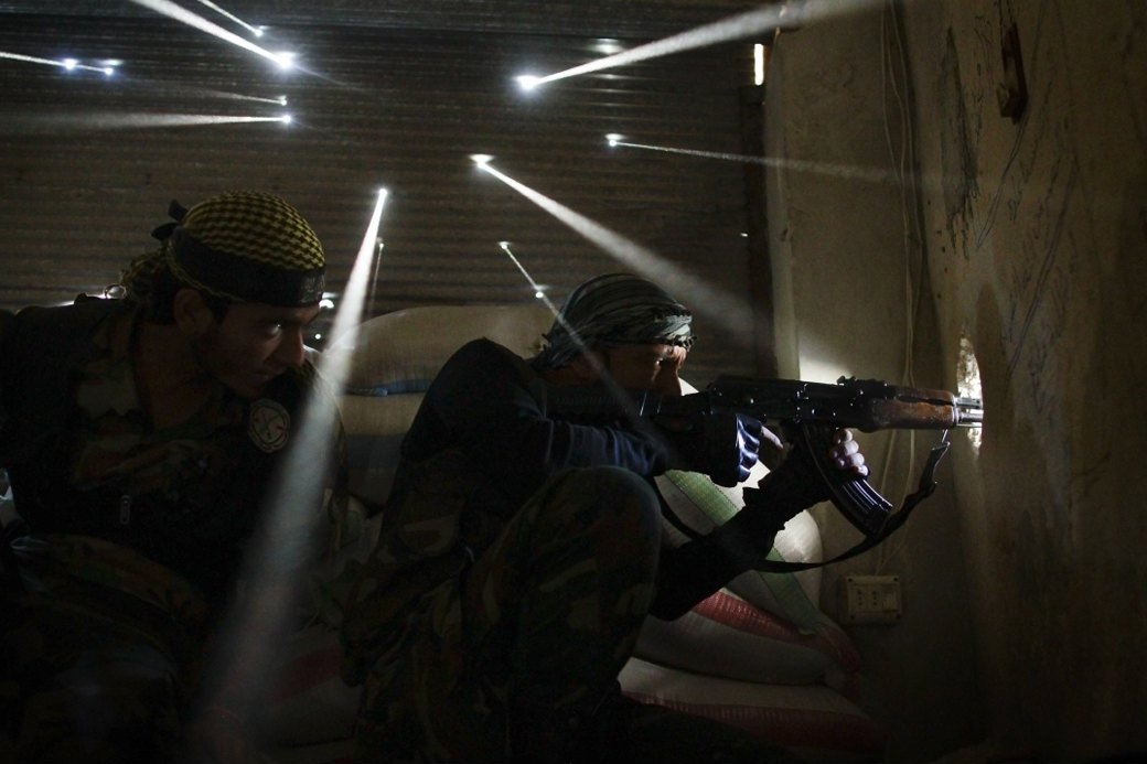 1040x693, 87 Kb / автомат, калашникова, отверстия, лучи, солдаты, куфия