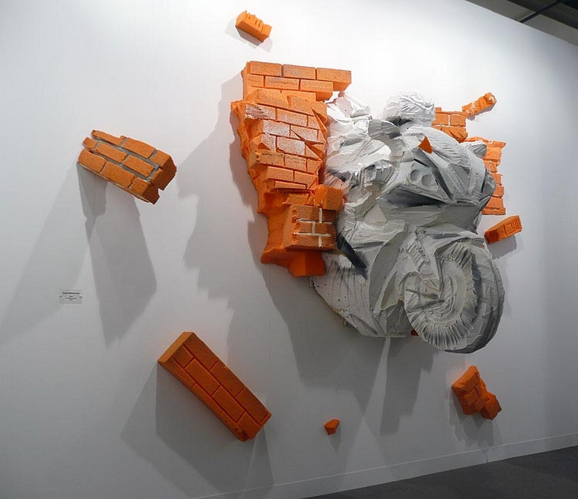 1187x1024, 148 Kb / мотоцикл, арт, стена, кирпичи