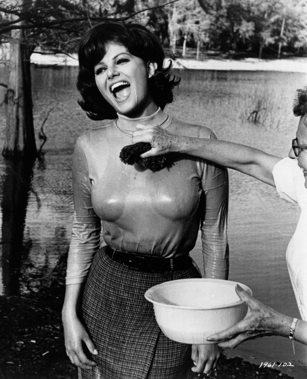 1280x1580, 257 Kb / клаудия кардинале, гримёрша, вода, съёмки, кино, ч/б, Claudia Cardinale