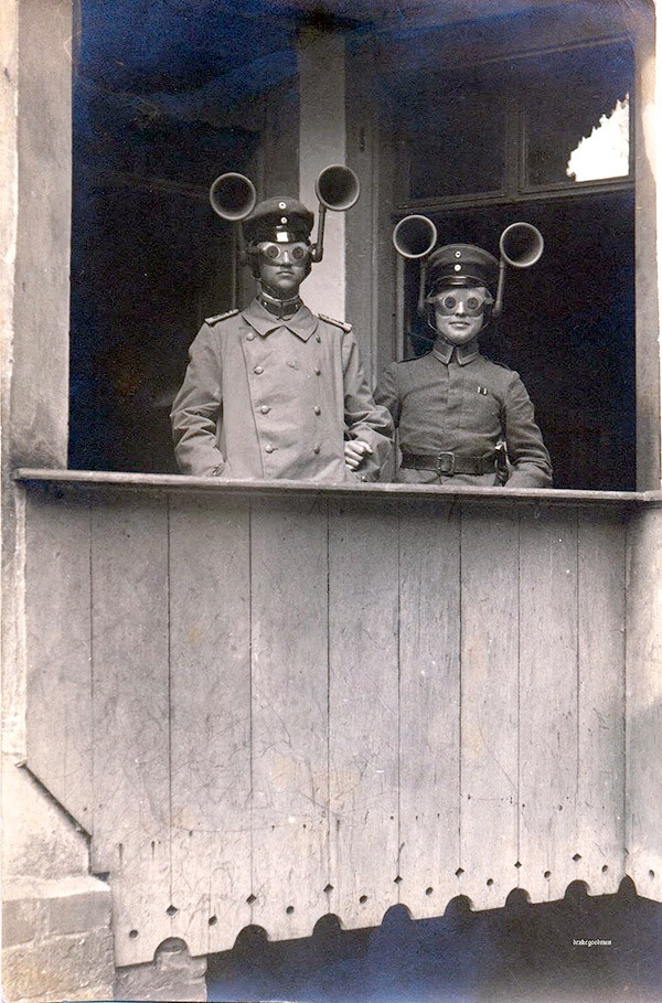 600x909, 287 Kb / балкон, военные, слухач, очки, плащ, ретро, война, костюм, фуражка, ч/б