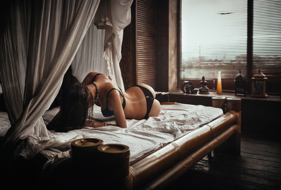 940x637, 204 Kb / постель, жалюзи, белье, попа, брюнетка, бамбук, бусы, кровать