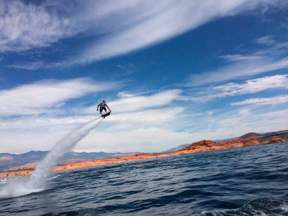 1000x750, 132 Kb / вода, небо, облака, прыжок, доска, водомёт