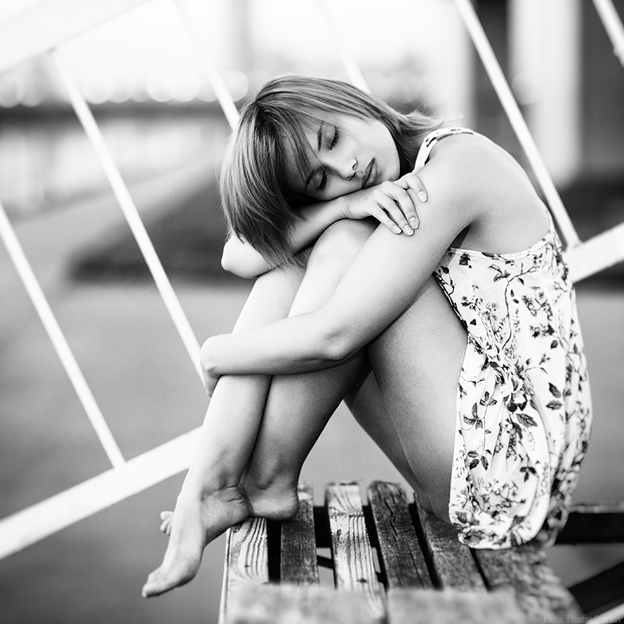 900x900, 337 Kb / TIMOFEY, SMIRNOV, Смирнов, блондинка, платье, скамейка, босиком, ч/б, Тимофей, девушка