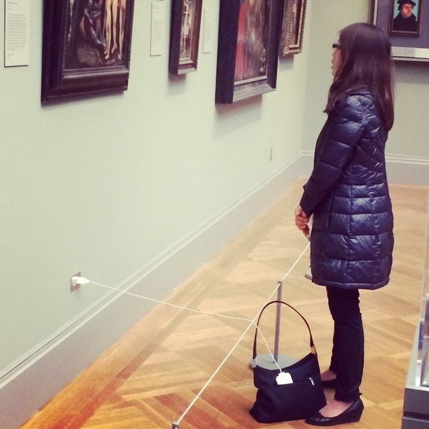 604x604, 56 Kb / картина, зарядка, телефон, музей, ограждение