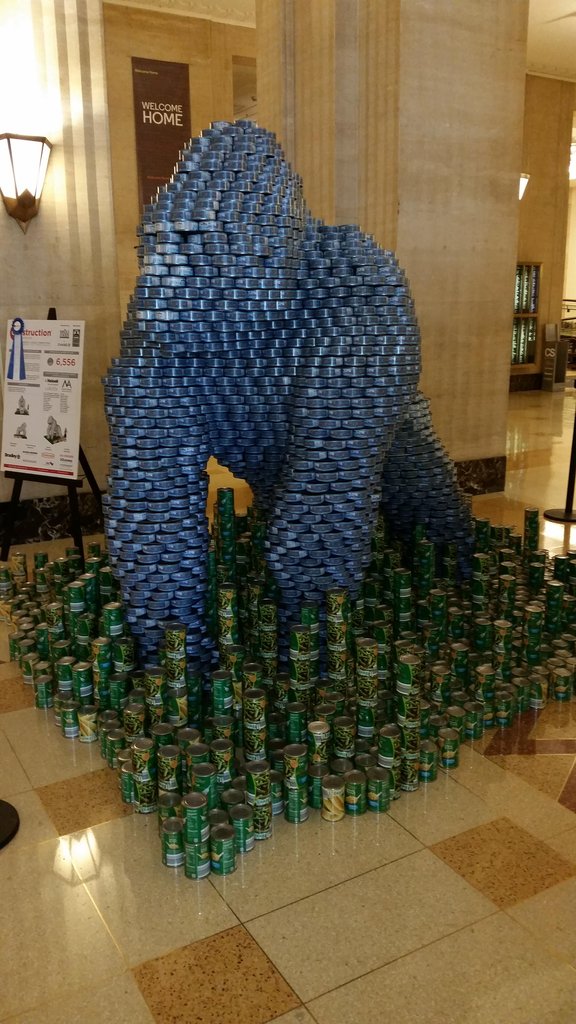 576x1024, 141 Kb / консервы, горилла, скульптура