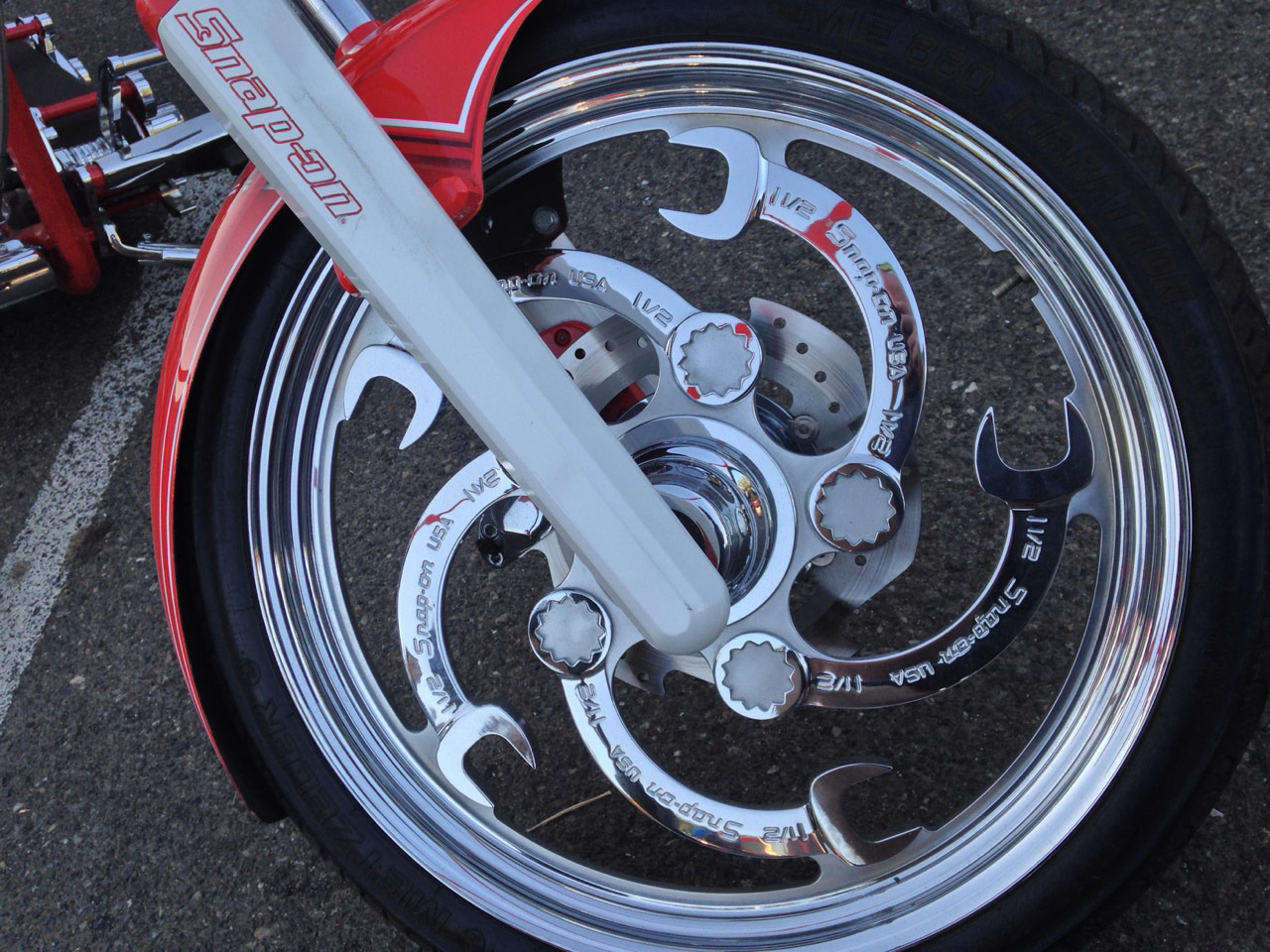 1280x960, 335 Kb / байк, вилка, колесо, гаечный ключ, обод, крыло