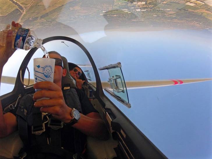 728x546, 137 Kb / гравитация, самолет, бочка, вода, стакан