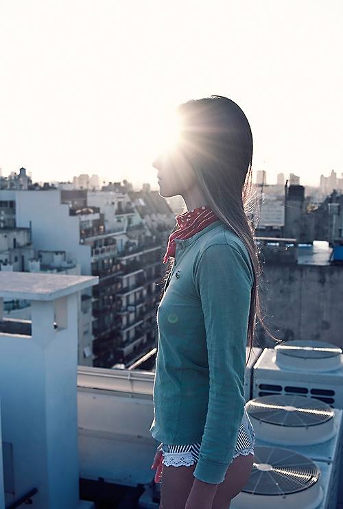 500x742, 38 Kb / шатенка, крыша, вентиляция, утро, солнце, трусики