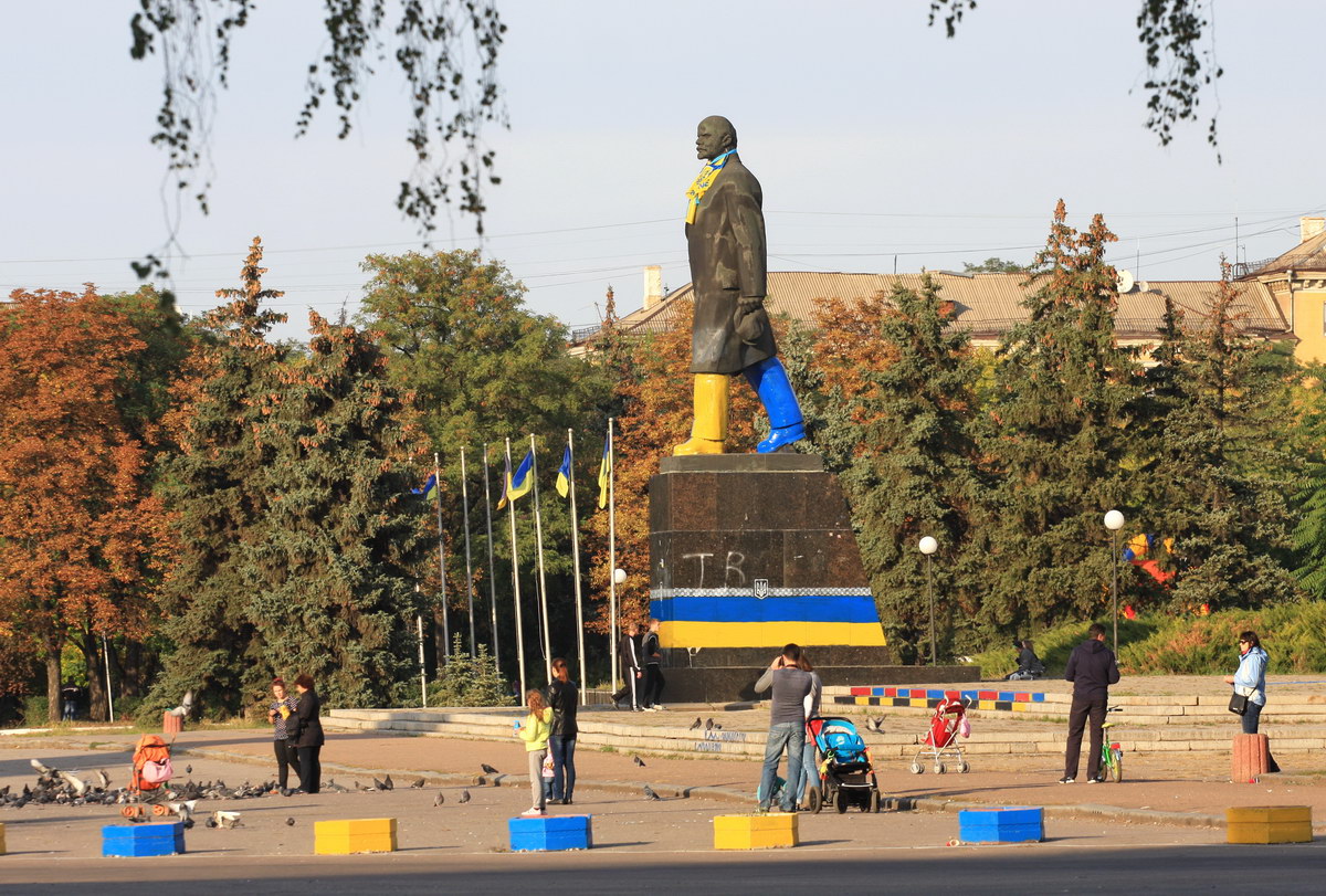 1200x811, 315 Kb / ленин, желто-синий, политота, вандализм, Украина