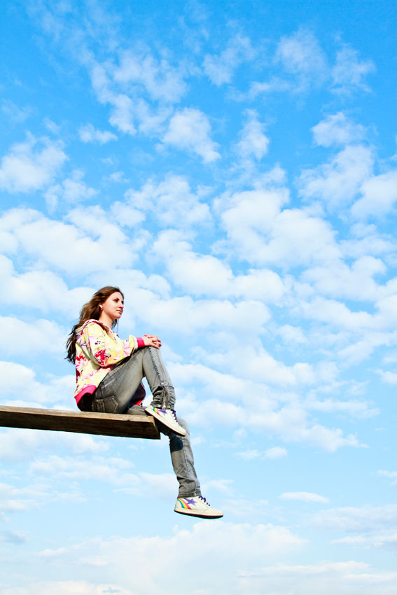 567x850, 88 Kb / облака, небо, девушка, шатенка, джинсы, кроссовки, POLUBEDOFF