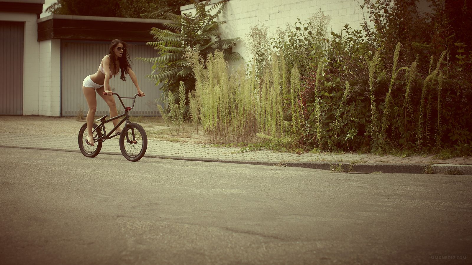 1600x900, 296 Kb / мелисса, велосипед, очки, попа, Melissa Mendini