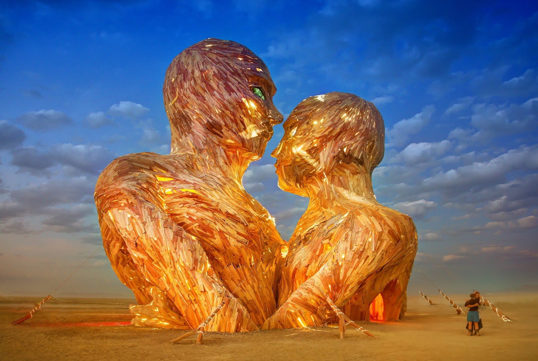 1728x1160, 342 Kb / burning man, 2014, сожжение, пустыня, невада, поцелуй