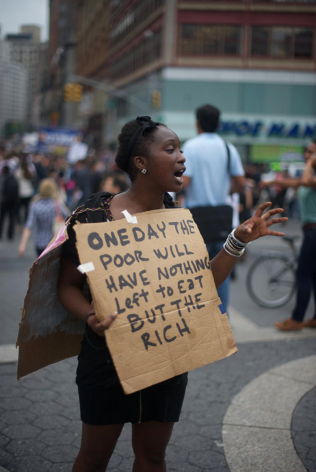 462x690, 160 Kb / негритянка, плакат, богатые, бедные