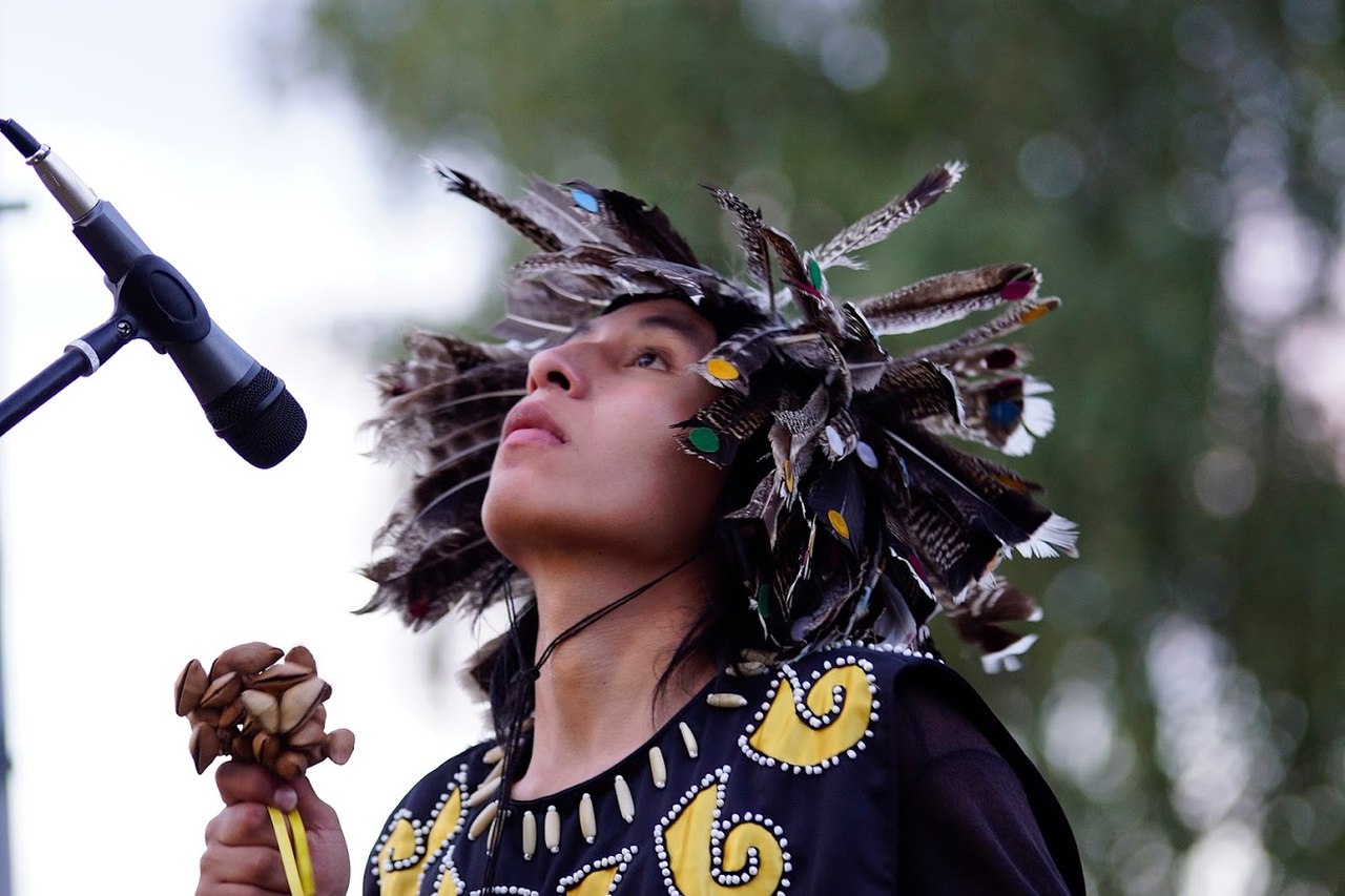 1280x853, 163 Kb / индеец, микрофон, перья, погремушка, группа, wuauquikuna