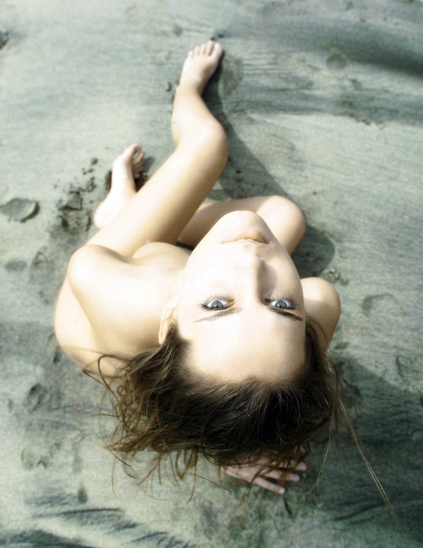 600x776, 92 Kb / вид сверху, сиськи, глаза, брюнетка, песок, Regina A