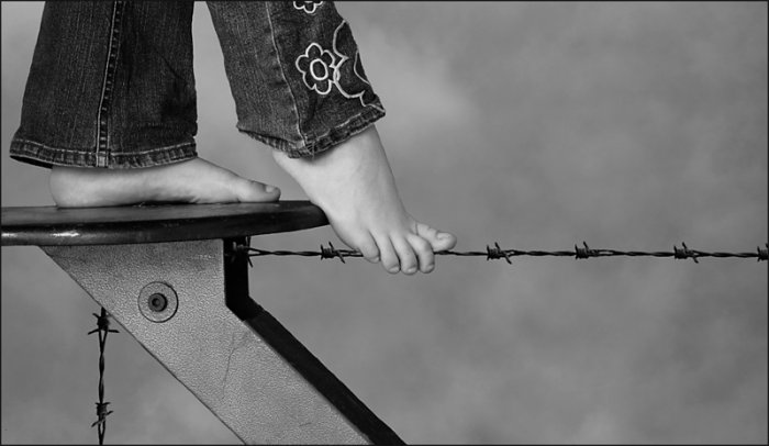 700x406, 39 Kb / ступни, колючая проволока, ч/б