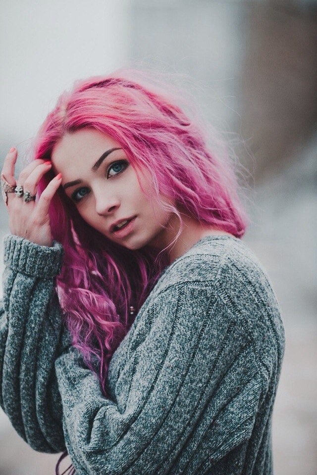 640x960, 157 Kb / розовые, волосы, голубые, глаза, свитер, кольца, девушка